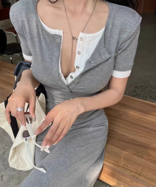 VIVID LADY(ビビッドレディー)の「レイヤード風 ロングワンピース Aライン(ワンピース・レディース・ブラック/グレー・MEDIUM/LARGE)」の4枚目の写真