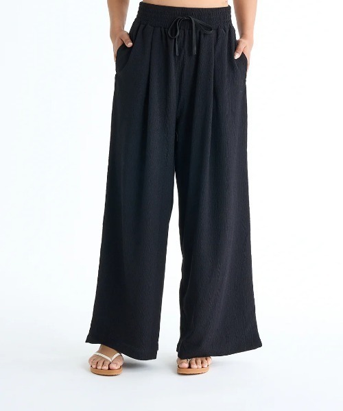 BILLABONG GIRL（ビラボンガール）の「BILLABONG レディース UTILITY STRIPED CREPE LONG PANTS  【2025年春夏モデル】/ビラボン水陸両用ワイドロングパンツ（その他パンツ・レディース・ブラック/ホワイト・MEDIUM）」の2枚目の写真