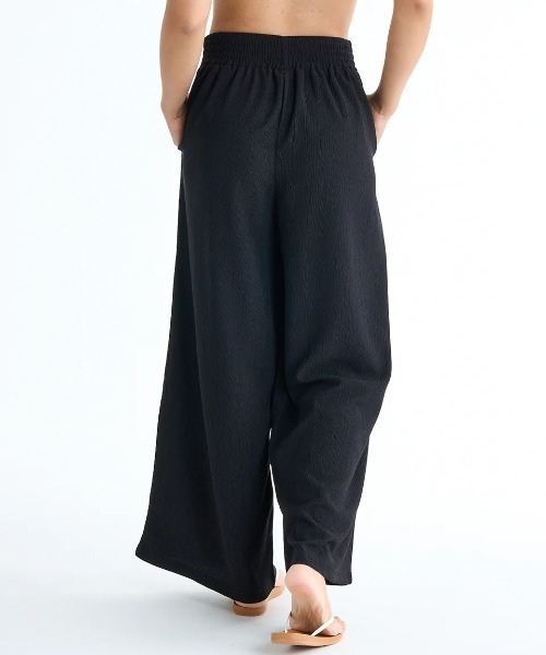 BILLABONG GIRL（ビラボンガール）の「BILLABONG レディース UTILITY STRIPED CREPE LONG PANTS  【2025年春夏モデル】/ビラボン水陸両用ワイドロングパンツ（その他パンツ・レディース・ブラック/ホワイト・MEDIUM）」の5枚目の写真