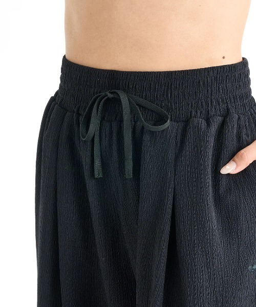 BILLABONG GIRL（ビラボンガール）の「BILLABONG レディース UTILITY STRIPED CREPE LONG PANTS  【2025年春夏モデル】/ビラボン水陸両用ワイドロングパンツ（その他パンツ・レディース・ブラック/ホワイト・MEDIUM）」の6枚目の写真