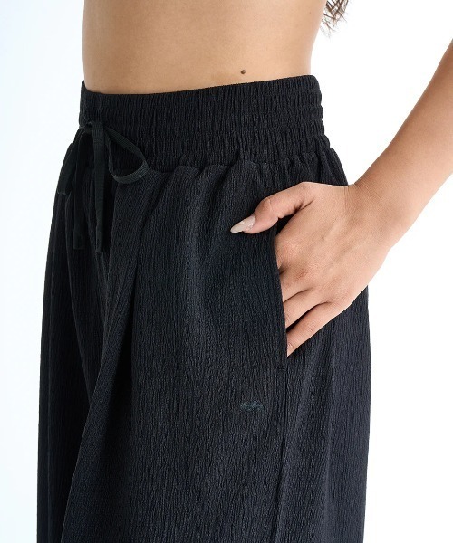 BILLABONG GIRL（ビラボンガール）の「BILLABONG レディース UTILITY STRIPED CREPE LONG PANTS  【2025年春夏モデル】/ビラボン水陸両用ワイドロングパンツ（その他パンツ・レディース・ブラック/ホワイト・MEDIUM）」の7枚目の写真