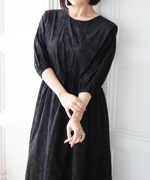 Ruwan yu(ルワンユー)の「花刺繍ショルダータックワンピース【大きいサイズ対応】(ワンピース・レディース・ブラック・LL/L/4L/3L)」の13枚目の写真