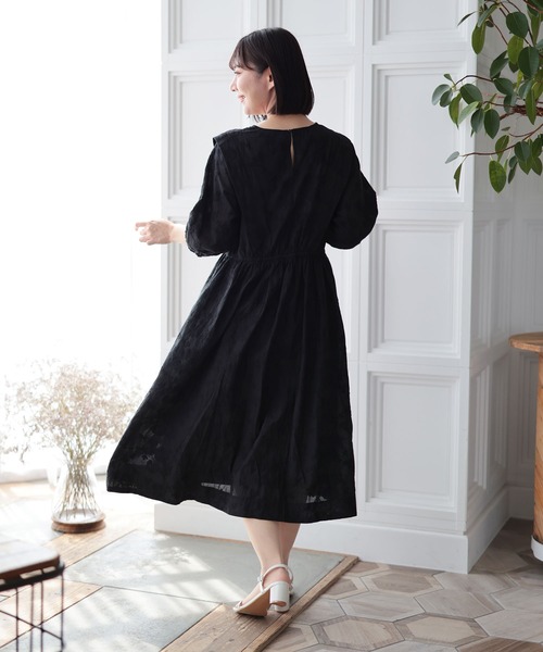 Ruwan yu(ルワンユー)の「花刺繍ショルダータックワンピース【大きいサイズ対応】(ワンピース・レディース・ブラック・LL/L/4L/3L)」の19枚目の写真