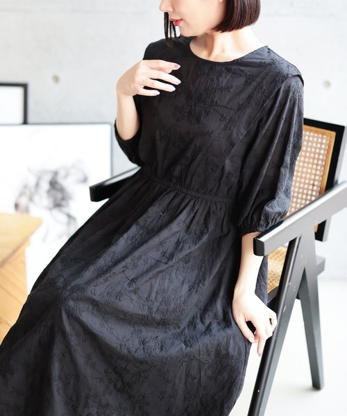 Ruwan yu(ルワンユー)の「花刺繍ショルダータックワンピース【大きいサイズ対応】(ワンピース・レディース・ブラック・LL/L/4L/3L)」の2枚目の写真