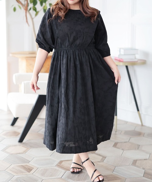 Ruwan yu(ルワンユー)の「花刺繍ショルダータックワンピース【大きいサイズ対応】(ワンピース・レディース・ブラック・LL/L/4L/3L)」の3枚目の写真
