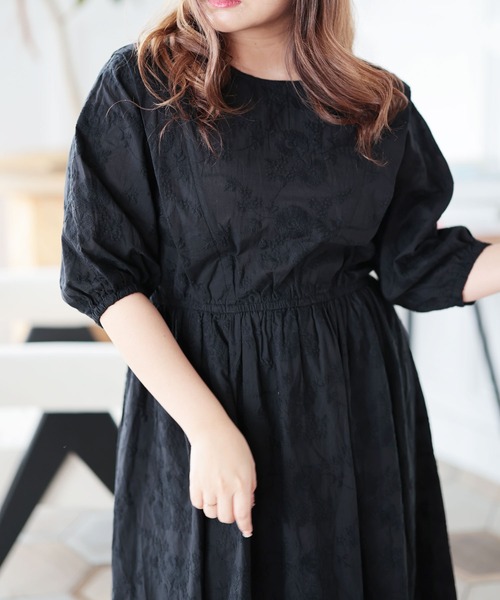 Ruwan yu(ルワンユー)の「花刺繍ショルダータックワンピース【大きいサイズ対応】(ワンピース・レディース・ブラック・LL/L/4L/3L)」の7枚目の写真