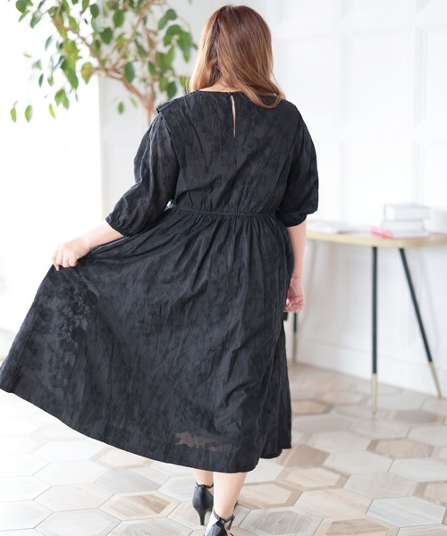 Ruwan yu(ルワンユー)の「花刺繍ショルダータックワンピース【大きいサイズ対応】(ワンピース・レディース・ブラック・LL/L/4L/3L)」の11枚目の写真