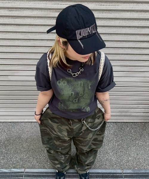 Chikashitsu +（チカシツプラス）の「【Chikashitsu +】gradation logo graphic t-shirt / 【チカシツプラス】グラデーショングラフィックロゴプリント半袖Tシャツ（Tシャツ/カットソー・メンズ・ブラック/ホワイト/チャコール・ONE SIZE）」の3枚目の写真