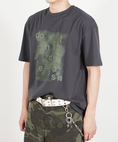 Chikashitsu +（チカシツプラス）の「【Chikashitsu +】gradation logo graphic t-shirt / 【チカシツプラス】グラデーショングラフィックロゴプリント半袖Tシャツ（Tシャツ/カットソー・メンズ・ブラック/ホワイト/チャコール・ONE SIZE）」の20枚目の写真