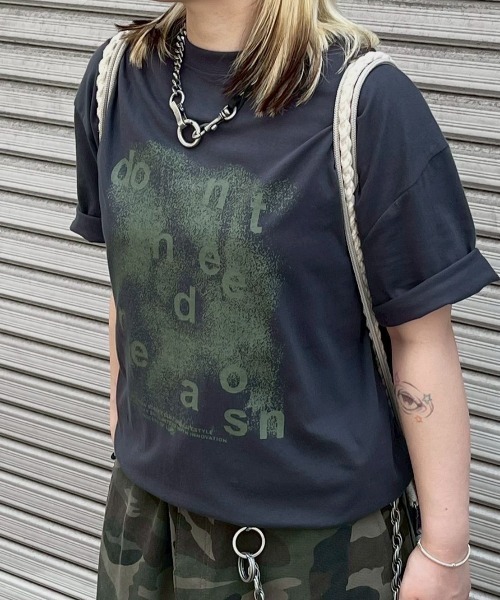 Chikashitsu +（チカシツプラス）の「【Chikashitsu +】gradation logo graphic t-shirt / 【チカシツプラス】グラデーショングラフィックロゴプリント半袖Tシャツ（Tシャツ/カットソー・メンズ・ブラック/ホワイト/チャコール・ONE SIZE）」の16枚目の写真