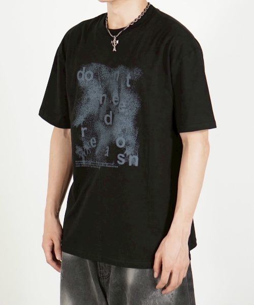 Chikashitsu +（チカシツプラス）の「【Chikashitsu +】gradation logo graphic t-shirt / 【チカシツプラス】グラデーショングラフィックロゴプリント半袖Tシャツ（Tシャツ/カットソー・メンズ・ブラック/ホワイト/チャコール・ONE SIZE）」の12枚目の写真