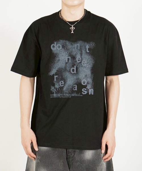 Chikashitsu +（チカシツプラス）の「【Chikashitsu +】gradation logo graphic t-shirt / 【チカシツプラス】グラデーショングラフィックロゴプリント半袖Tシャツ（Tシャツ/カットソー・メンズ・ブラック/ホワイト/チャコール・ONE SIZE）」の11枚目の写真