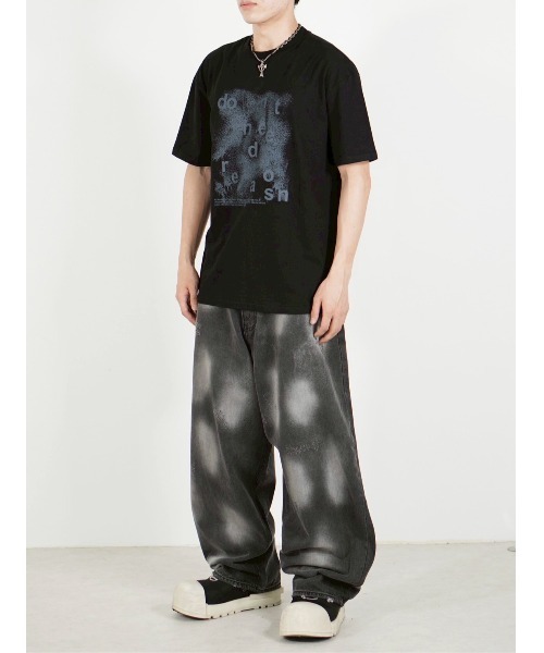 Chikashitsu +（チカシツプラス）の「【Chikashitsu +】gradation logo graphic t-shirt / 【チカシツプラス】グラデーショングラフィックロゴプリント半袖Tシャツ（Tシャツ/カットソー・メンズ・ブラック/ホワイト/チャコール・ONE SIZE）」の10枚目の写真