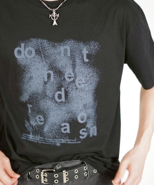 Chikashitsu +（チカシツプラス）の「【Chikashitsu +】gradation logo graphic t-shirt / 【チカシツプラス】グラデーショングラフィックロゴプリント半袖Tシャツ（Tシャツ/カットソー・メンズ・ブラック/ホワイト/チャコール・ONE SIZE）」の14枚目の写真