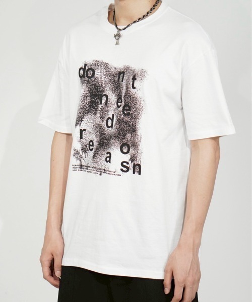 Chikashitsu +（チカシツプラス）の「【Chikashitsu +】gradation logo graphic t-shirt / 【チカシツプラス】グラデーショングラフィックロゴプリント半袖Tシャツ（Tシャツ/カットソー・メンズ・ブラック/ホワイト/チャコール・ONE SIZE）」の7枚目の写真