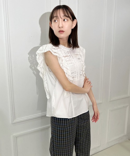AVIE（アビィ）の「レ―スフリル切替デザインブラウス（シャツ/ブラウス・レディース・ブラック/オフホワイト・38）」の6枚目の写真