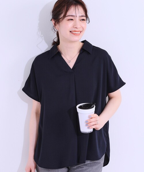 SHOO・LA・RUE（シューラルー）の「【洗える/S-LL/プチプラ】さらっとすっきりきれい見え スキッパーブラウス（シャツ/ブラウス・レディース・ライトオレンジ系/サックスブルー/ネイビー/ホワイト・01/04/02/03）」の2枚目の写真