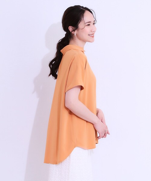 SHOO・LA・RUE（シューラルー）の「【洗える/S-LL/プチプラ】さらっとすっきりきれい見え スキッパーブラウス（シャツ/ブラウス・レディース・ライトオレンジ系/サックスブルー/ネイビー/ホワイト・01/04/02/03）」の20枚目の写真