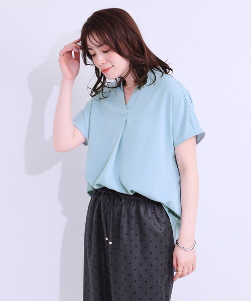 SHOO・LA・RUE（シューラルー）の「【洗える/S-LL/プチプラ】さらっとすっきりきれい見え スキッパーブラウス（シャツ/ブラウス・レディース・ライトオレンジ系/サックスブルー/ネイビー/ホワイト・01/04/02/03）」の14枚目の写真