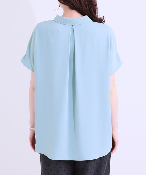 SHOO・LA・RUE（シューラルー）の「【洗える/S-LL/プチプラ】さらっとすっきりきれい見え スキッパーブラウス（シャツ/ブラウス・レディース・ライトオレンジ系/サックスブルー/ネイビー/ホワイト・01/04/02/03）」の5枚目の写真