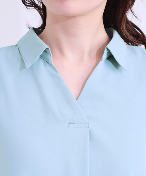 SHOO・LA・RUE（シューラルー）の「【洗える/S-LL/プチプラ】さらっとすっきりきれい見え スキッパーブラウス（シャツ/ブラウス・レディース・ライトオレンジ系/サックスブルー/ネイビー/ホワイト・01/04/02/03）」の6枚目の写真