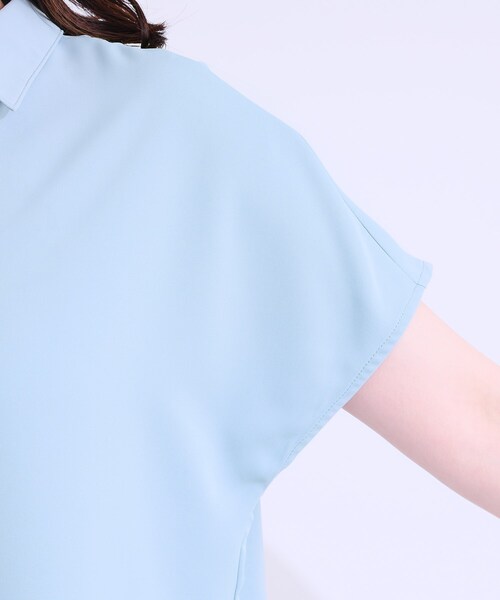 SHOO・LA・RUE（シューラルー）の「【洗える/S-LL/プチプラ】さらっとすっきりきれい見え スキッパーブラウス（シャツ/ブラウス・レディース・ライトオレンジ系/サックスブルー/ネイビー/ホワイト・01/04/02/03）」の7枚目の写真