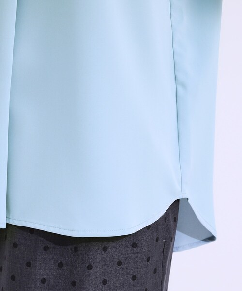 SHOO・LA・RUE（シューラルー）の「【洗える/S-LL/プチプラ】さらっとすっきりきれい見え スキッパーブラウス（シャツ/ブラウス・レディース・ライトオレンジ系/サックスブルー/ネイビー/ホワイト・01/04/02/03）」の8枚目の写真