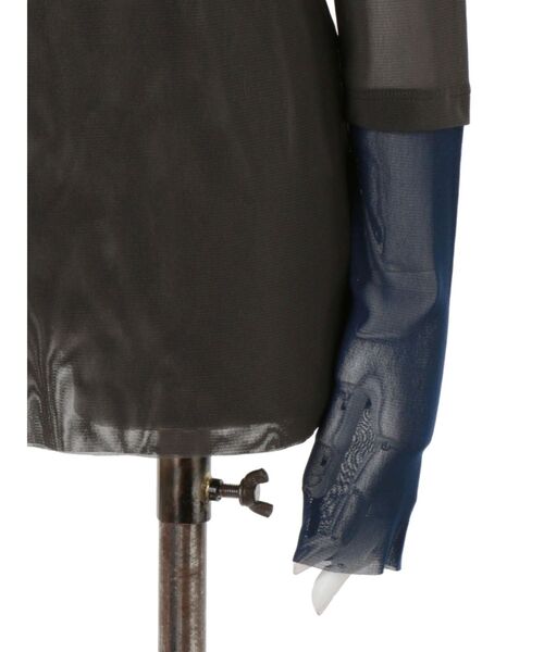 UN3D.（アンスリード）の「HALF BI-COLOR SLEEVE TULLE TOP / ハーフバイカラースリーブチュールトップ（Tシャツ/カットソー・レディース・グレー/ブラック・FREE）」の5枚目の写真