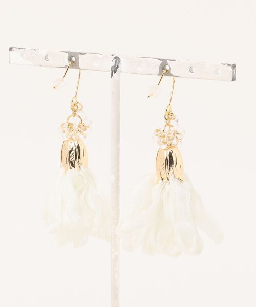 tone（トーン）の「【petitclover】whiteタッセルピアス(MA)（ピアス（両耳用）・レディース・ゴールド・FREE）」の2枚目の写真