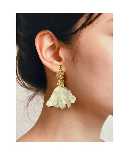 tone（トーン）の「【petitclover】whiteタッセルピアス(MA)（ピアス（両耳用）・レディース・ゴールド・FREE）」の3枚目の写真
