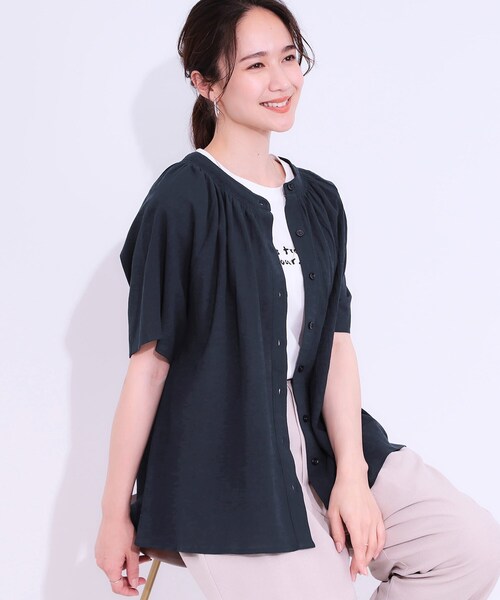 SHOO・LA・RUE(シューラルー)の「◆体型カバーも叶う 大人上品なコットンボイルブラウス(シャツ/ブラウス・レディース・オフホワイト/ネイビー/グリーン系・01/04/03/02)」の3枚目の写真