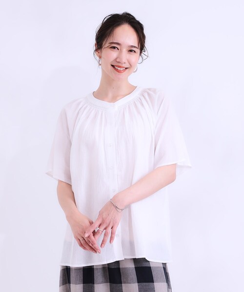 SHOO・LA・RUE(シューラルー)の「◆体型カバーも叶う 大人上品なコットンボイルブラウス(シャツ/ブラウス・レディース・オフホワイト/ネイビー/グリーン系・01/04/03/02)」の16枚目の写真