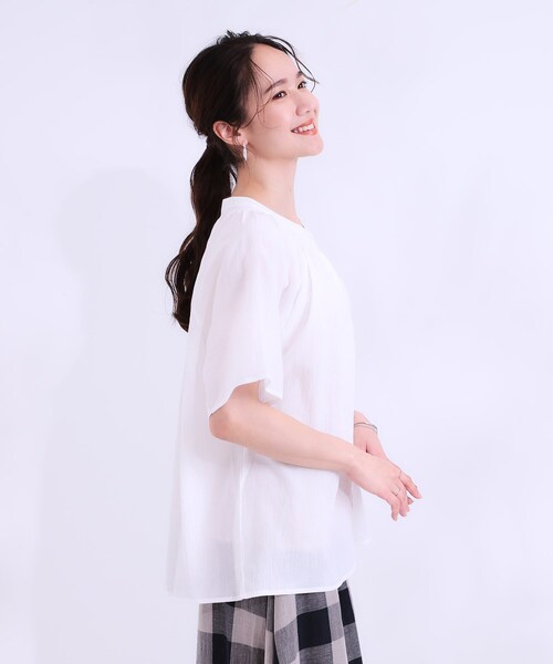 SHOO・LA・RUE(シューラルー)の「◆体型カバーも叶う 大人上品なコットンボイルブラウス(シャツ/ブラウス・レディース・オフホワイト/ネイビー/グリーン系・01/04/03/02)」の17枚目の写真