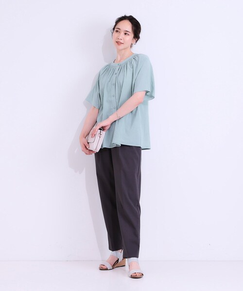 SHOO・LA・RUE(シューラルー)の「◆体型カバーも叶う 大人上品なコットンボイルブラウス(シャツ/ブラウス・レディース・オフホワイト/ネイビー/グリーン系・01/04/03/02)」の4枚目の写真