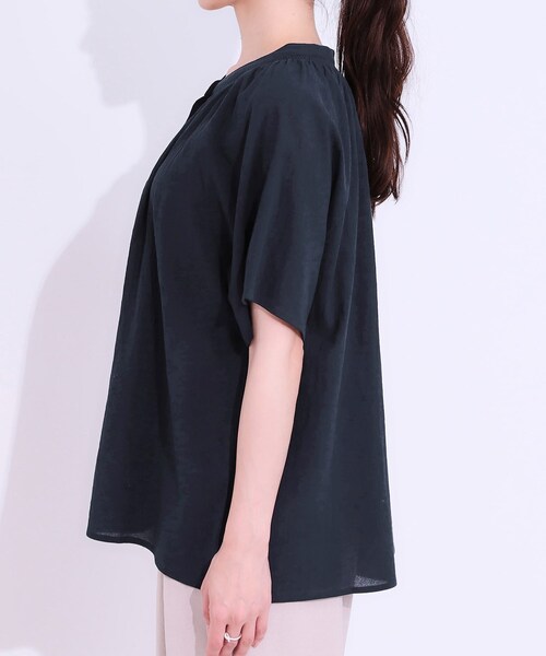 SHOO・LA・RUE(シューラルー)の「◆体型カバーも叶う 大人上品なコットンボイルブラウス(シャツ/ブラウス・レディース・オフホワイト/ネイビー/グリーン系・01/04/03/02)」の7枚目の写真