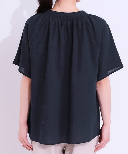 SHOO・LA・RUE(シューラルー)の「◆体型カバーも叶う 大人上品なコットンボイルブラウス(シャツ/ブラウス・レディース・オフホワイト/ネイビー/グリーン系・01/04/03/02)」の8枚目の写真