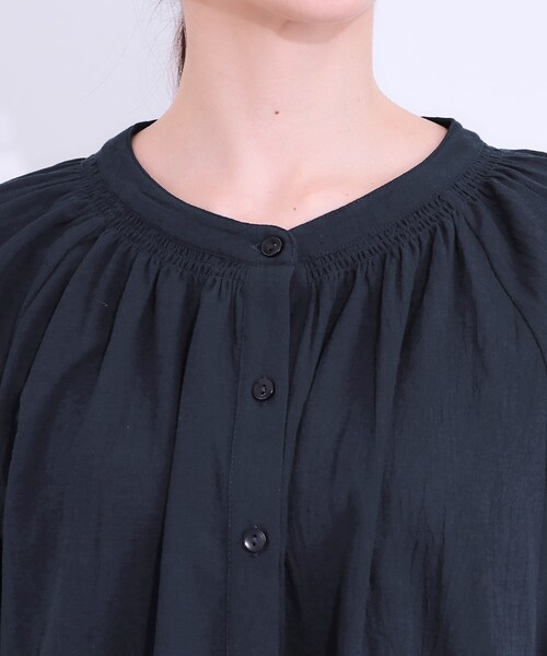 SHOO・LA・RUE(シューラルー)の「◆体型カバーも叶う 大人上品なコットンボイルブラウス(シャツ/ブラウス・レディース・オフホワイト/ネイビー/グリーン系・01/04/03/02)」の9枚目の写真