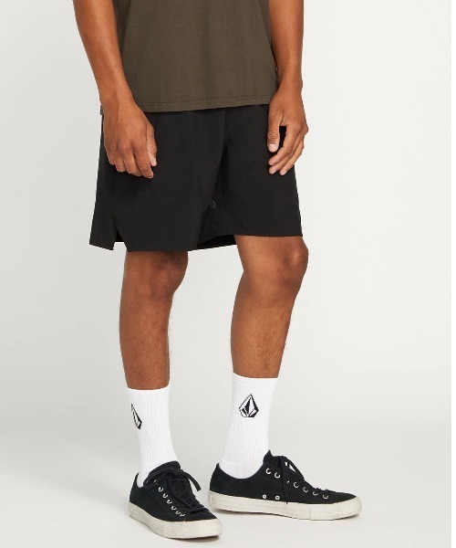 VOLCOM(ボルコム)の「【VOLCOM/ボルコム】Frickin Ascender Shorts/水陸両用UVケアウエストゴムサーフトランクス・ボードショーツ・バギーショーツ(水着)(その他パンツ・メンズ・ブラック・SMALL/MEDIUM/LARGE/X-LARGE)」の1枚目の写真