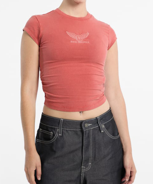 Guess(ゲス)の「GUESS/ゲス GO VINTAGE SHIRRED WING SS TEE(Tシャツ/カットソー・レディース・レッド/ブラック・SMALL)」の2枚目の写真