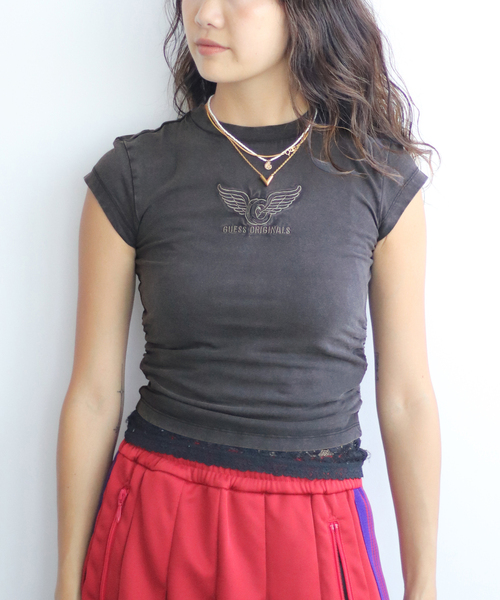 Guess(ゲス)の「GUESS/ゲス GO VINTAGE SHIRRED WING SS TEE(Tシャツ/カットソー・レディース・レッド/ブラック・SMALL)」の1枚目の写真