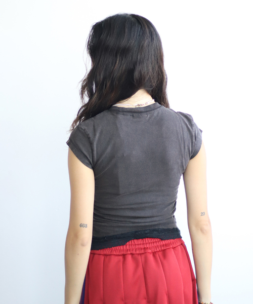 Guess(ゲス)の「GUESS/ゲス GO VINTAGE SHIRRED WING SS TEE(Tシャツ/カットソー・レディース・レッド/ブラック・SMALL)」の11枚目の写真