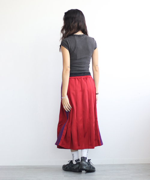 Guess(ゲス)の「GUESS/ゲス GO VINTAGE SHIRRED WING SS TEE(Tシャツ/カットソー・レディース・レッド/ブラック・SMALL)」の4枚目の写真