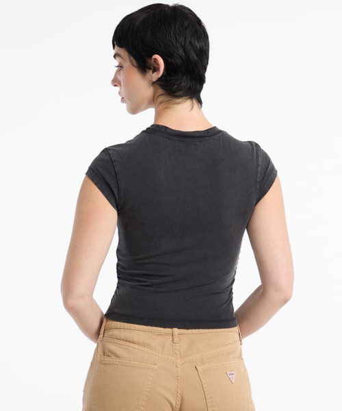 Guess(ゲス)の「GUESS/ゲス GO VINTAGE SHIRRED WING SS TEE(Tシャツ/カットソー・レディース・レッド/ブラック・SMALL)」の6枚目の写真