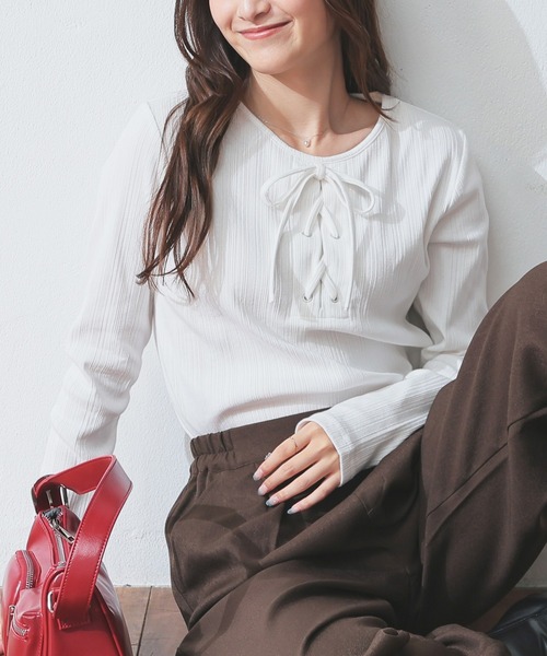 Honeys(ハニーズ)の「レースアップトップス(Tシャツ/カットソー・レディース・アイボリー/ブラック/杢グレー/ライトグリーン・L/M/S)」の2枚目の写真