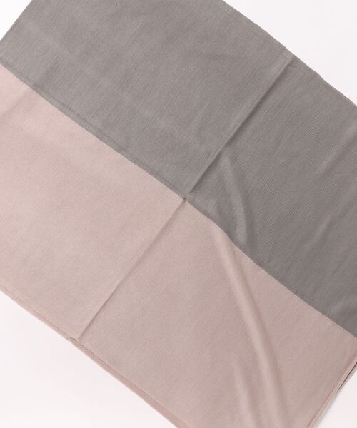 and it_（アンドイット）の「バイカラーニットストール（ストール/ショール・レディース・スモークピンク/グレー/ナチュラル・FREE）」の4枚目の写真