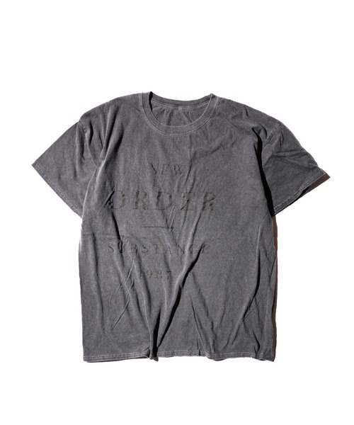 THRIFTY LOOK(スリフティールック)の「THRIFTY LOOK スリフティルック / PIGMENT"NEW ORDER"TEE(Tシャツ/カットソー・メンズ・ブラック・X-LARGE)」の1枚目の写真