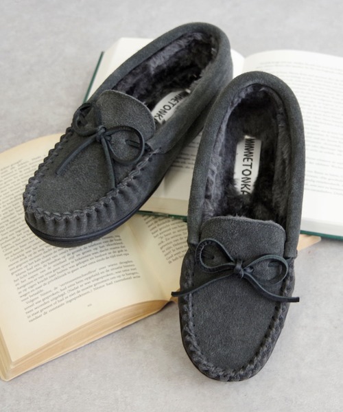 Minnetonka（ミネトンカ）の「【MINNETONKA/ミネトンカ】 CADENCE CLASSIC / ケイデンス クラシック ボアモカシン（モカシン/デッキシューズ・レディース・ブラック/ベージュ/チャコールグレー・7/5/9/8/6）」の2枚目の写真