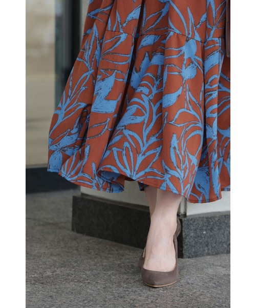 アーティスティックな植物柄ティアードミディアムワンピース（紐ベルト