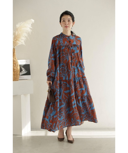 アーティスティックな植物柄ティアードミディアムワンピース（紐ベルト