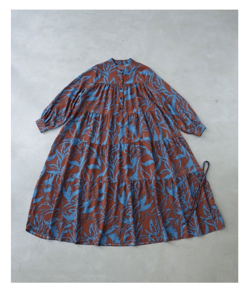 アーティスティックな植物柄ティアードミディアムワンピース（紐ベルト